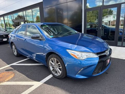 Used 2017 Toyota Camry SE image 1