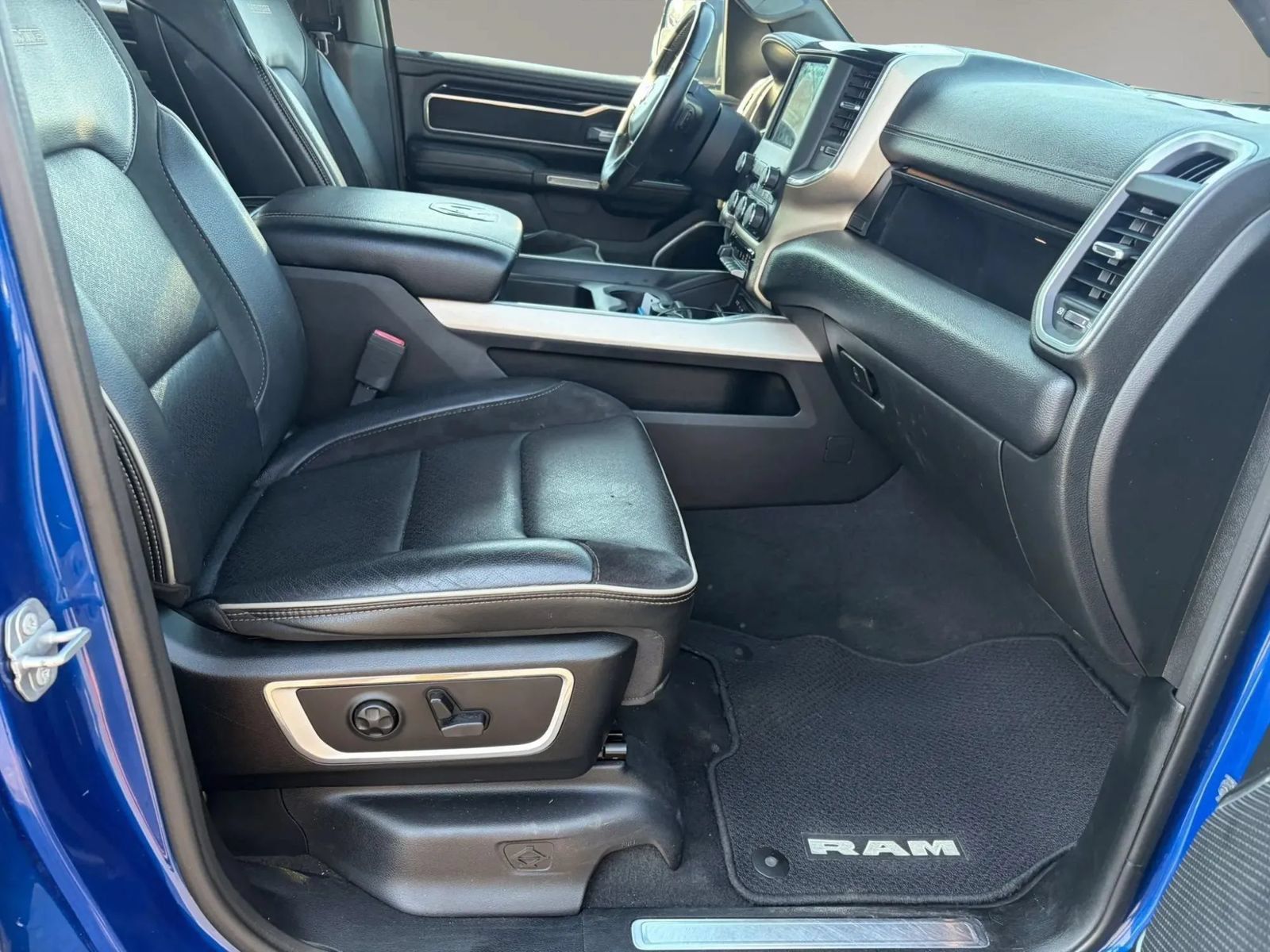 Used 2019 RAM 1500 Laramie w/ Sport Appearance Package AWD/4WD image 35