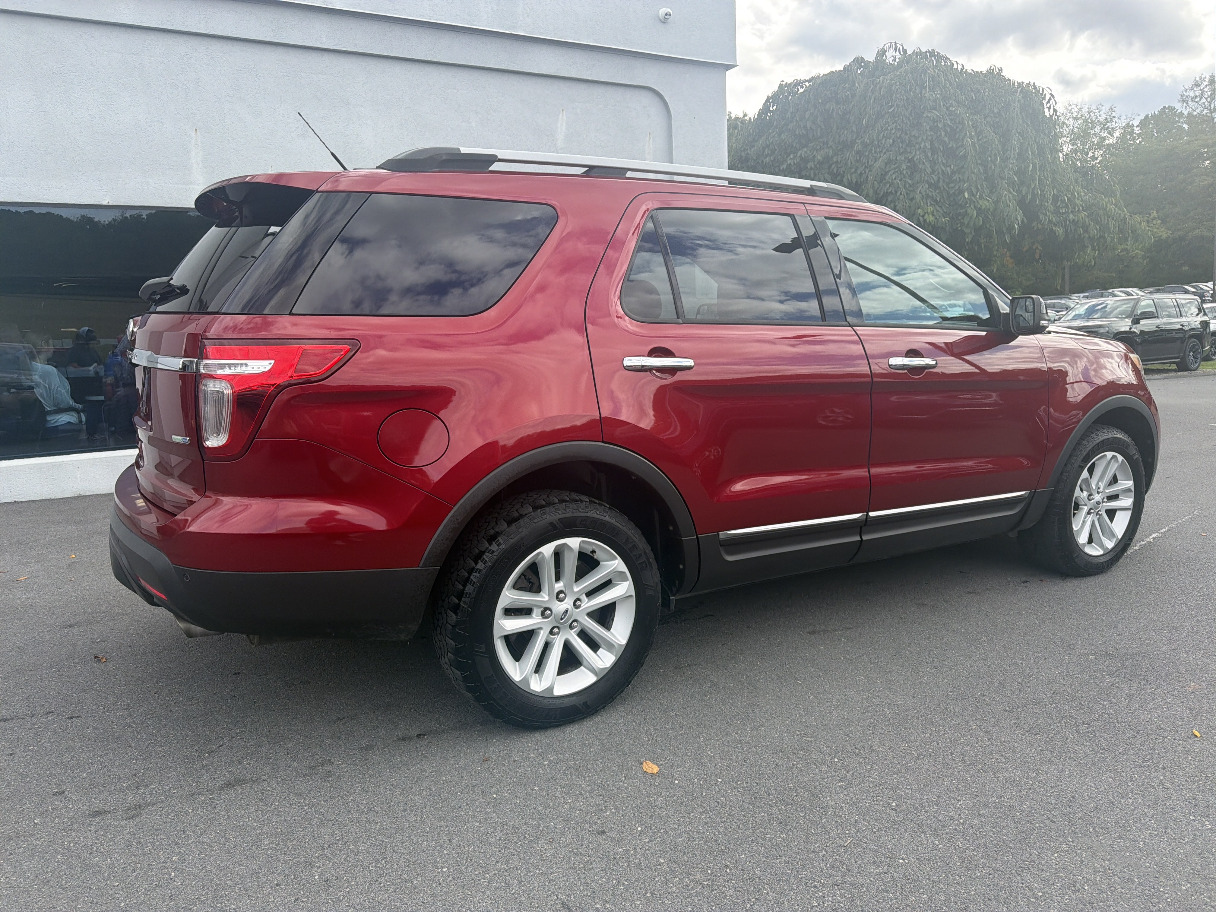 Used 2014 Ford Explorer XLT w/ Equipment Group 202A AWD/4WD image 9
