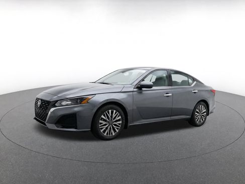 Used 2025 Nissan Altima 2.5 SV FWD image 3