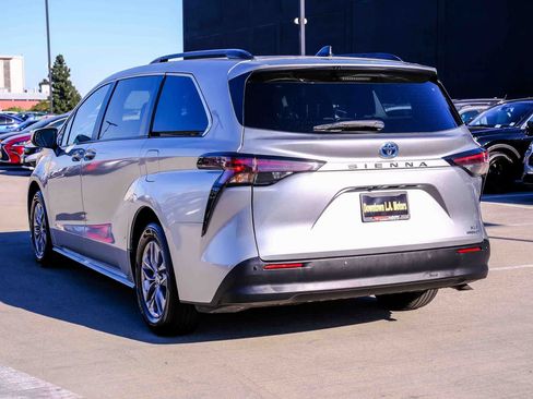 Used 2024 Toyota Sienna XLE FWD image 6