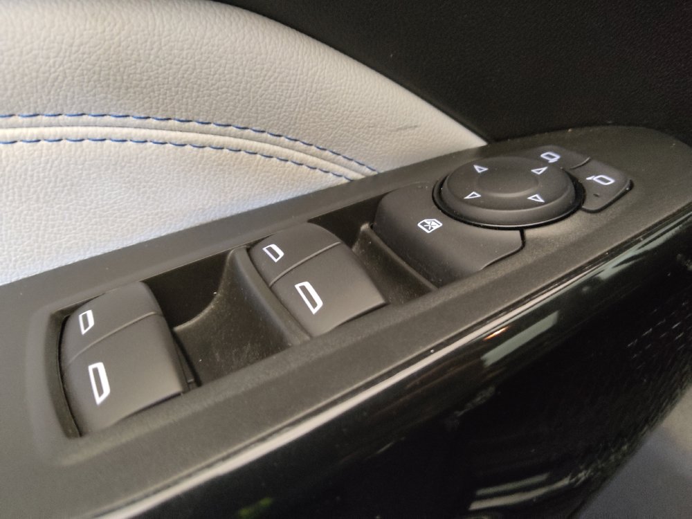 Used 2025 Chevrolet Trax LT FWD image 27
