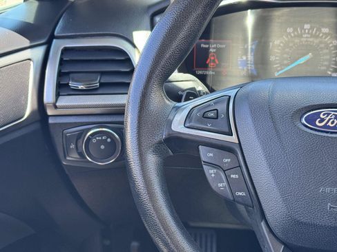 Used 2017 Ford Fusion SE w/ Fusion SE Technology Package FWD image 17