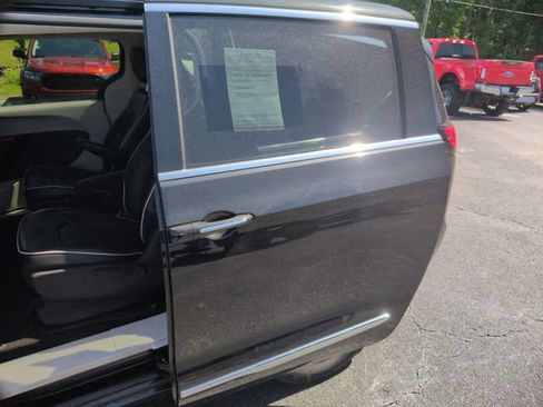 Used 2023 Chrysler Pacifica Limited FWD image 29