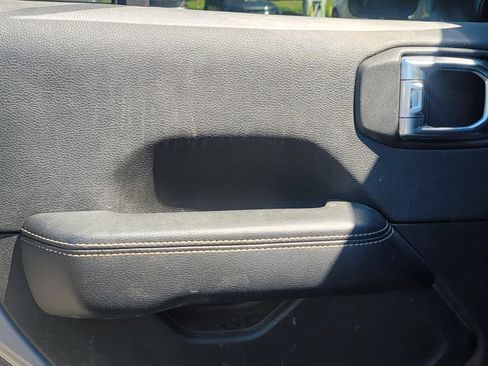 Used 2018 Jeep Wrangler Unlimited Sahara AWD/4WD image 17