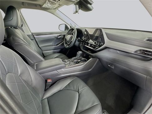 New 2025 Toyota Highlander Platinum image 22
