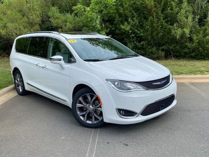 Used 2019 Chrysler Pacifica Limited w/ Tire & Wheel Group