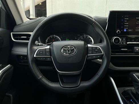 Used 2025 Toyota Highlander LE image 34