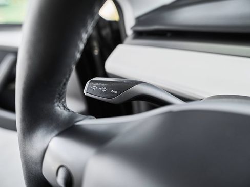 Used 2023 Tesla Model Y Long Range AWD/4WD image 23