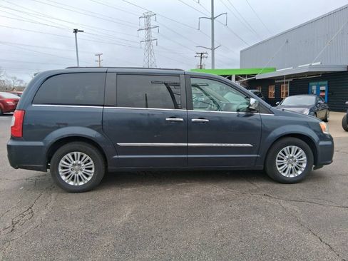 Used 2013 Chrysler Town & Country Touring-L w/ Premium Group FWD image 5