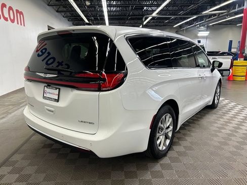 Used 2026 Chrysler Pacifica Limited FWD image 8