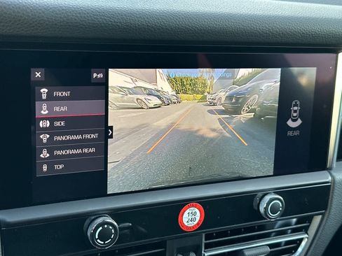 Certified 2025 Porsche Macan AWD/4WD image 22
