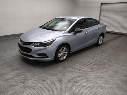 Used 2018 Chevrolet Cruze LT w/ Convenience Package FWD image 2