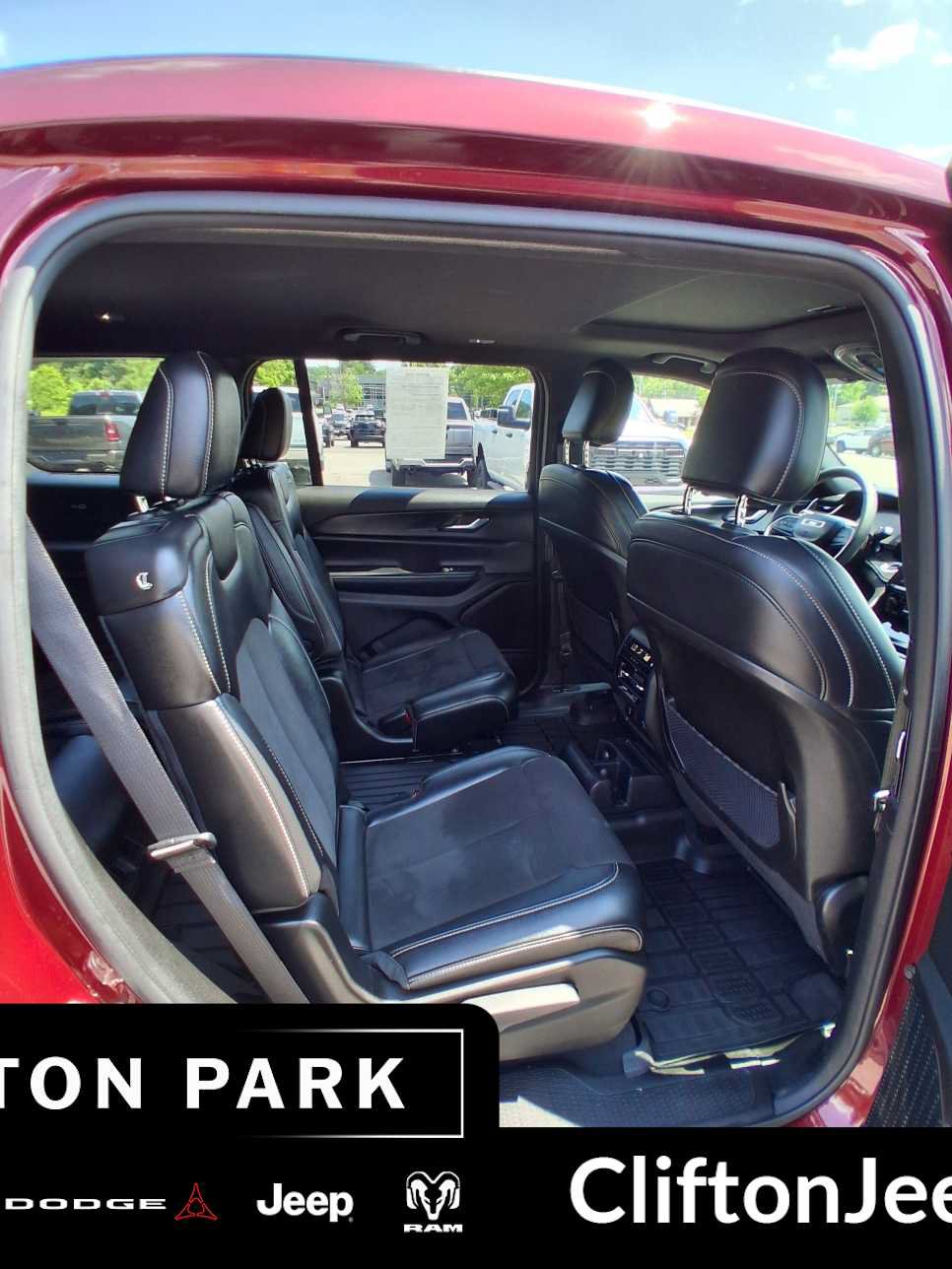 Used 2023 Jeep Grand Cherokee L Laredo AWD/4WD image 15