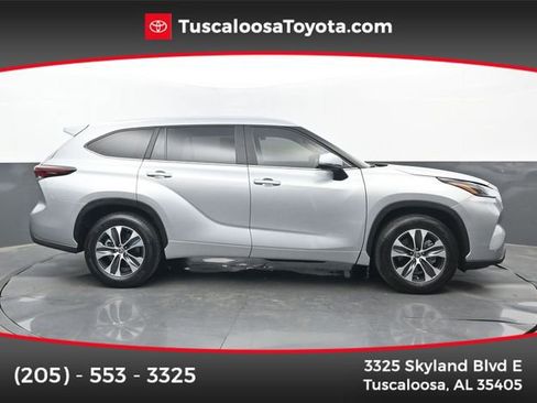 Used 2025 Toyota Highlander XLE image 1
