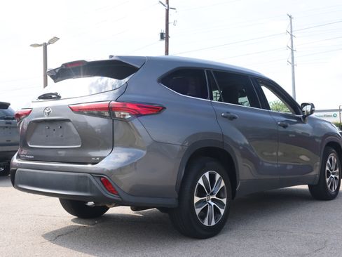 Used 2022 Toyota Highlander XLE FWD image 5