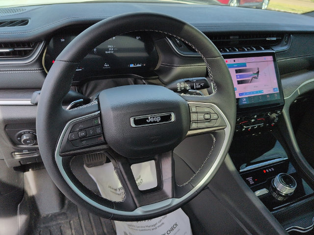 Used 2025 Jeep Grand Cherokee L Limited w/ Black Appearance Package AWD/4WD image 13