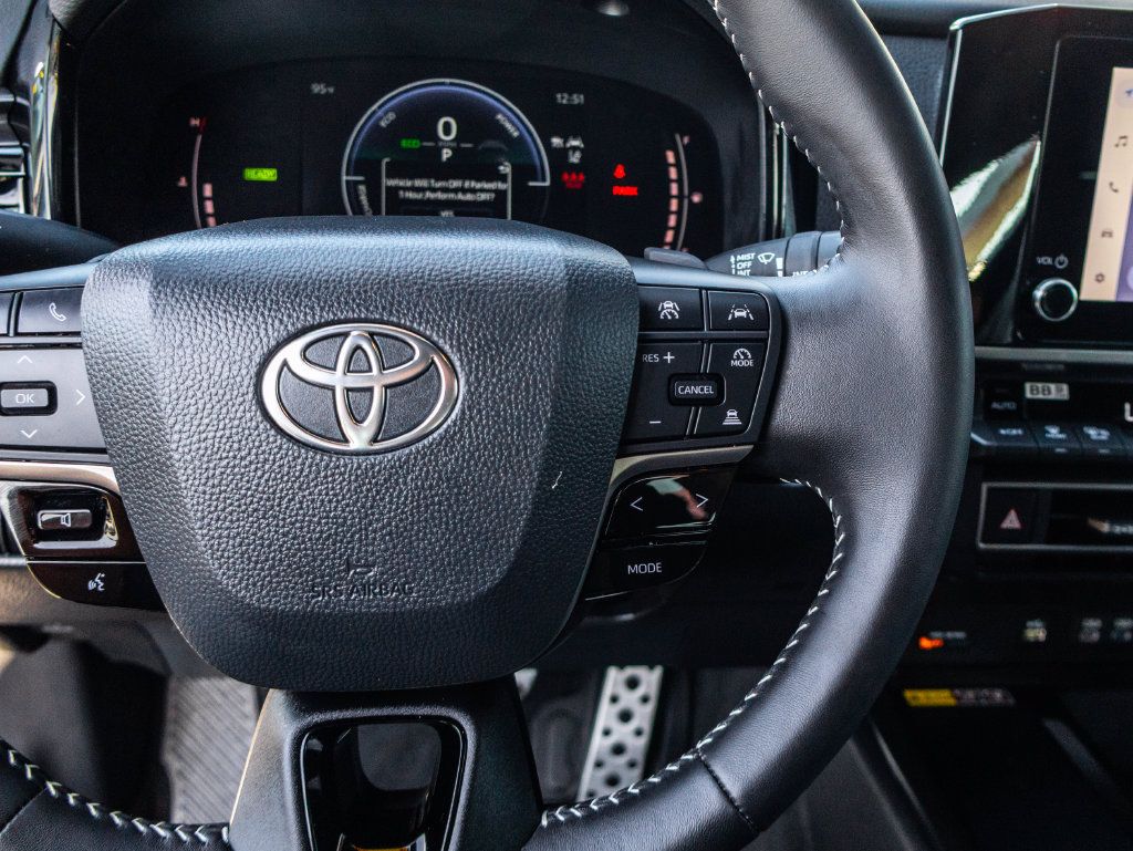 Used 2026 Toyota Camry SE FWD image 32