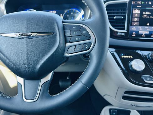 Used 2023 Chrysler Pacifica Touring-L image 18