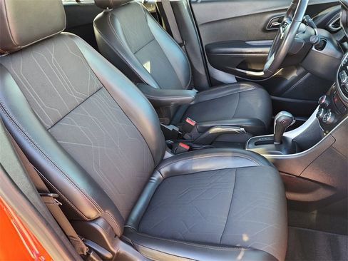 Used 2020 Chevrolet Trax LT w/ LT Convenience Package image 16