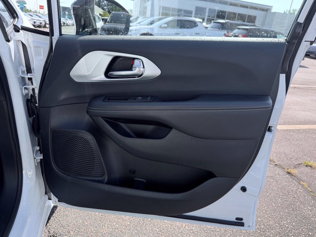 Certified 2025 Chrysler Pacifica Limited FWD image 19