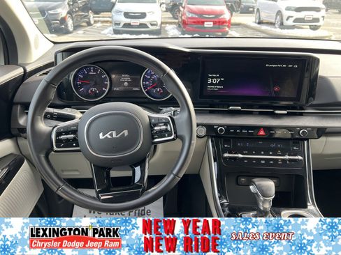 Used 2024 Kia Carnival EX image 22