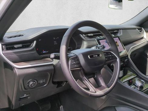 Used 2025 Jeep Grand Cherokee Limited image 10