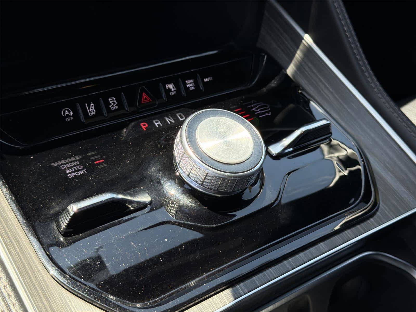 Used 2024 Jeep Wagoneer Series III AWD/4WD image 19
