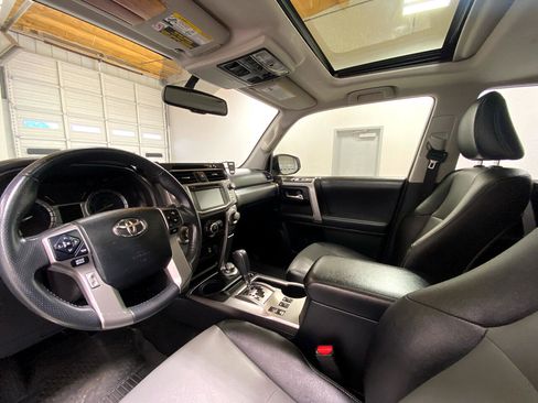 Used 2018 Toyota 4Runner SR5 Premium image 18