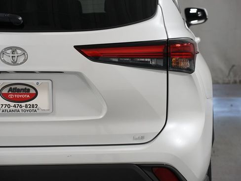 Used 2022 Toyota Highlander LE FWD image 10