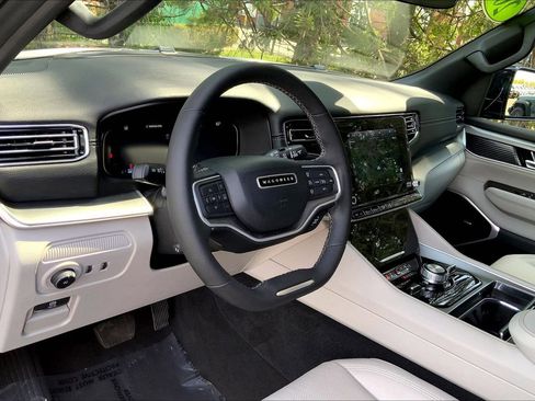 Used 2025 Jeep Wagoneer Series III w/ Premium Group I AWD/4WD image 13