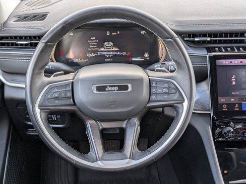 Used 2022 Jeep Grand Cherokee Limited image 16