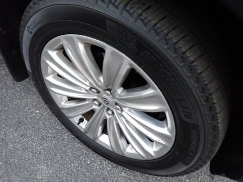 Used 2023 Ford Explorer King Ranch w/ Technology Package image 13