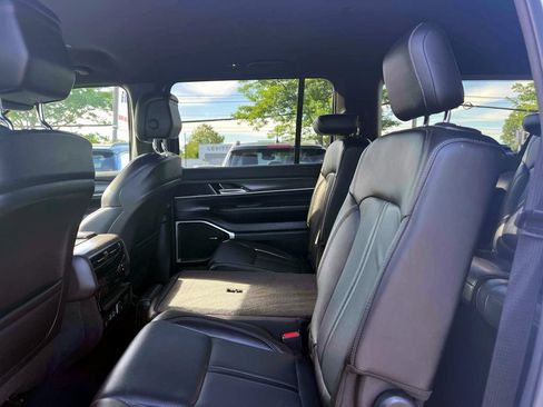 Certified 2024 Jeep Wagoneer L Series II w/ Flexible Seating Group AWD/4WD image 15