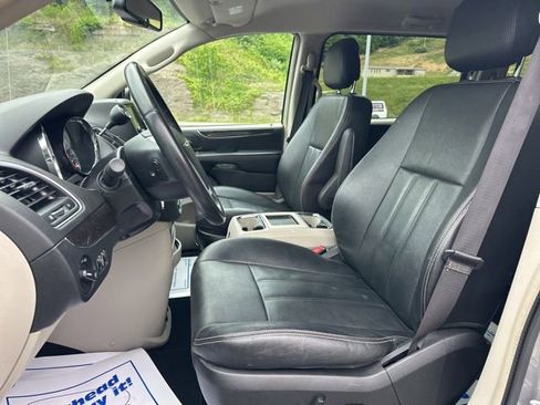 Used 2016 Chrysler Town & Country Touring FWD image 18