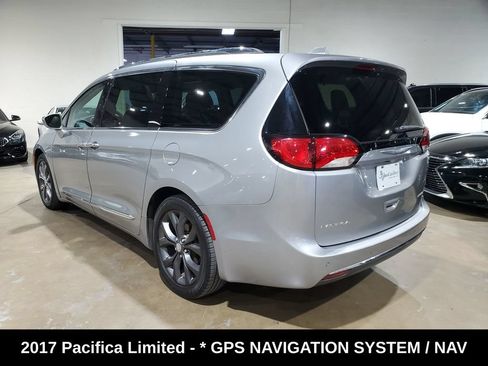 Used 2017 Chrysler Pacifica Limited FWD image 11