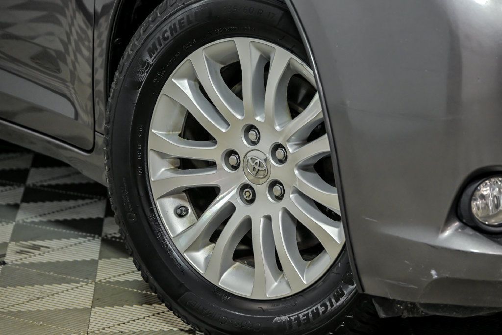 Used 2015 Toyota Sienna XLE FWD image 3