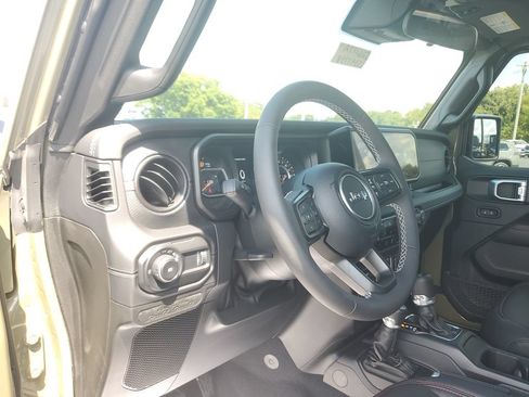 Used 2025 Jeep Wrangler Unlimited Rubicon w/ XTREMEE 35" Tire Package AWD/4WD image 17