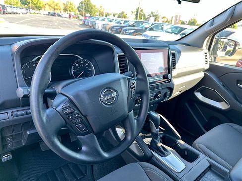 Used 2024 Nissan Frontier SV image 10