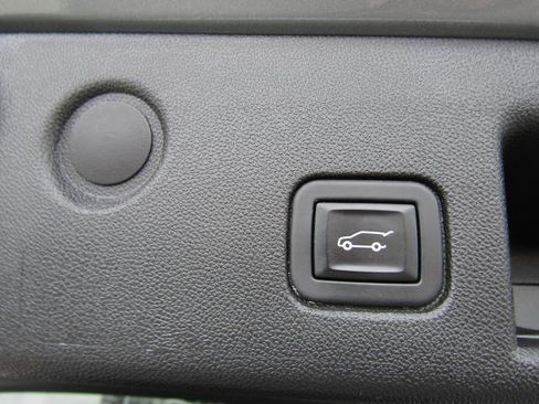 Used 2023 Chevrolet Equinox LT w/ Driver Convenience Package image 10