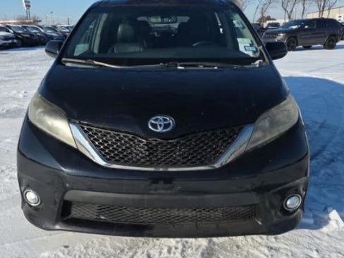 Used 2015 Toyota Sienna SE Premium image 2