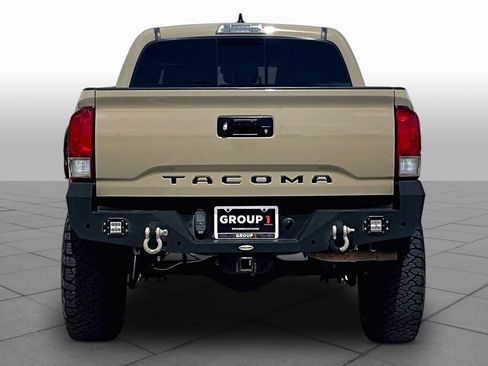 Used 2017 Toyota Tacoma TRD Off-Road w/ Tow Package (A/T) AWD/4WD image 4