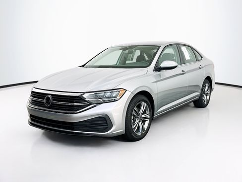 Used 2024 Volkswagen Jetta SE FWD image 3