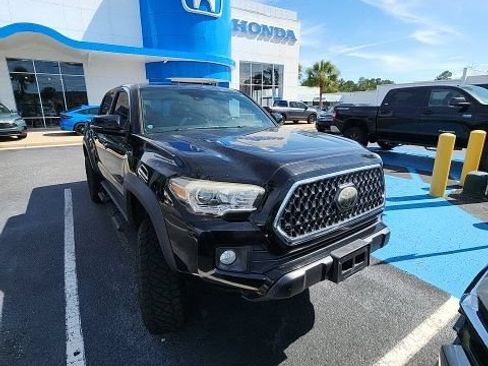 Used 2018 Toyota Tacoma TRD Off-Road AWD/4WD image 4