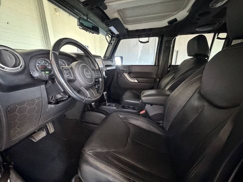 Used 2014 Jeep Wrangler Unlimited Sahara AWD/4WD image 17