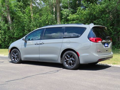 Used 2020 Chrysler Pacifica Touring-L Plus FWD image 28