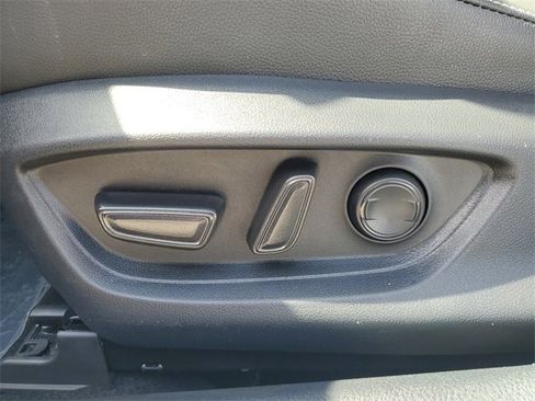 Used 2025 Toyota Camry SE w/ Convenience Package image 18