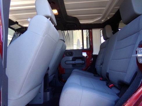 Used 2007 Jeep Wrangler Unlimited Sahara w/ Dual Top Group image 18