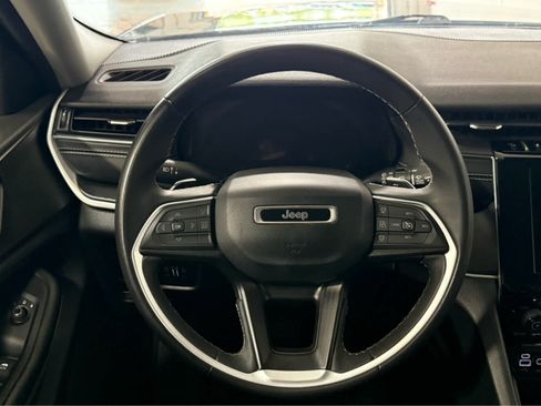 Used 2024 Jeep Grand Cherokee Laredo AWD/4WD image 17