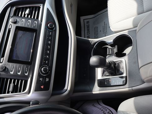 Used 2019 Toyota Highlander LE FWD image 30